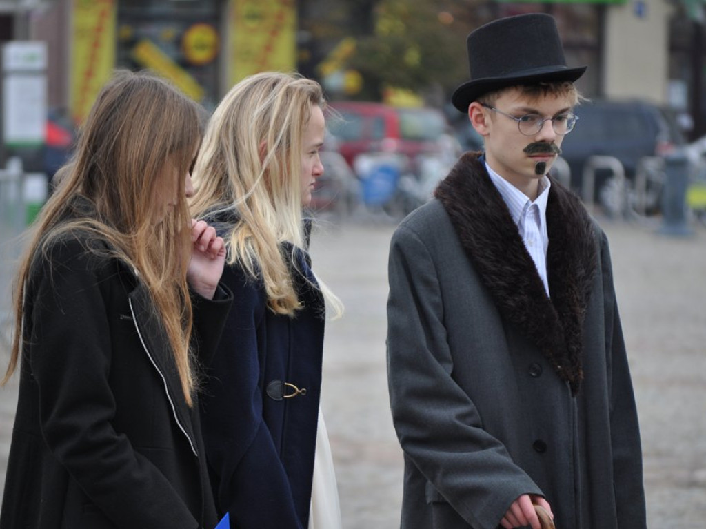 Patriotyczny przemarsz uczniów szkół pijarskich