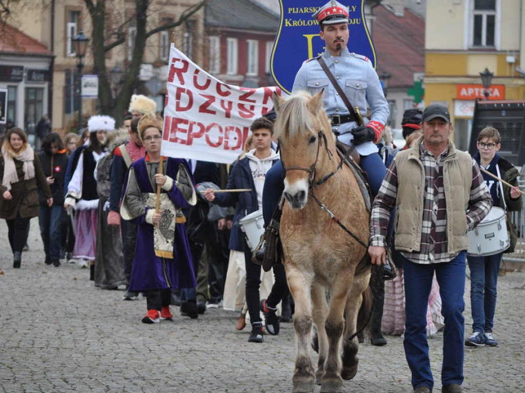 Patriotyczny przemarsz uczniów szkół pijarskich