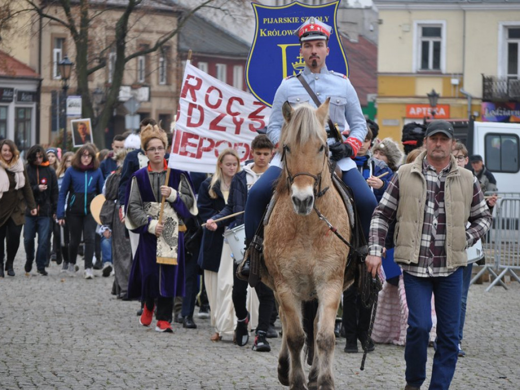 Patriotyczny przemarsz uczniów szkół pijarskich