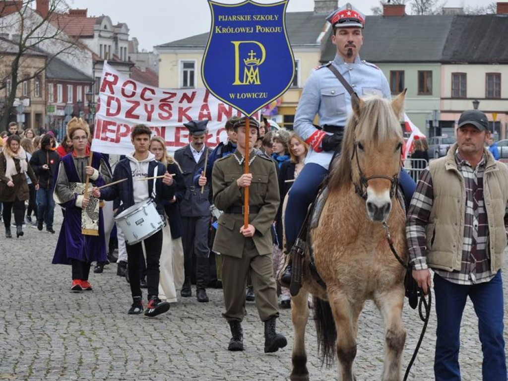 Patriotyczny przemarsz uczniów szkół pijarskich
