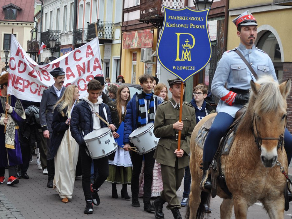 Patriotyczny przemarsz uczniów szkół pijarskich