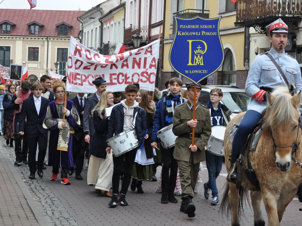 Patriotyczny przemarsz uczniów szkół pijarskich