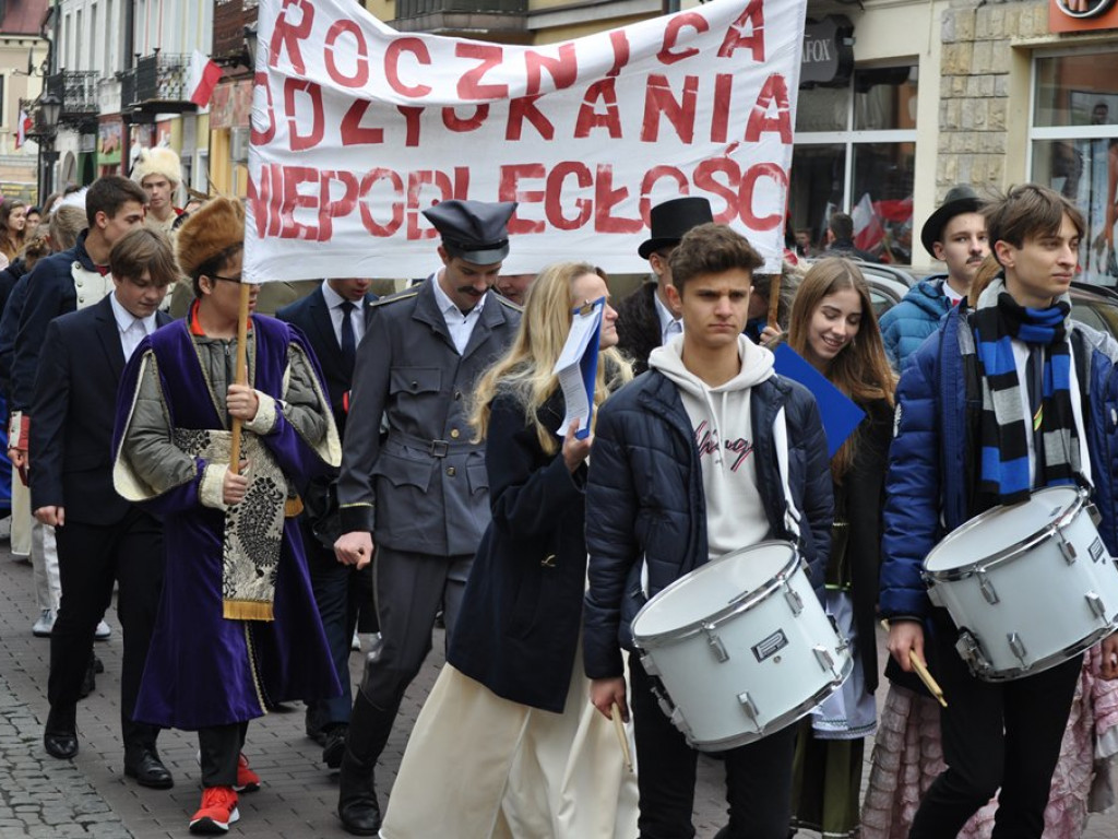Patriotyczny przemarsz uczniów szkół pijarskich