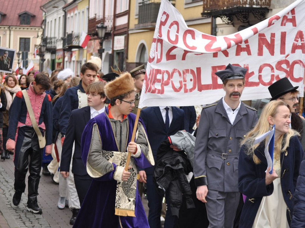 Patriotyczny przemarsz uczniów szkół pijarskich