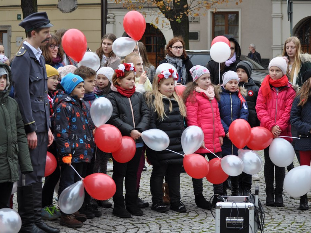 Patriotyczny przemarsz uczniów szkół pijarskich