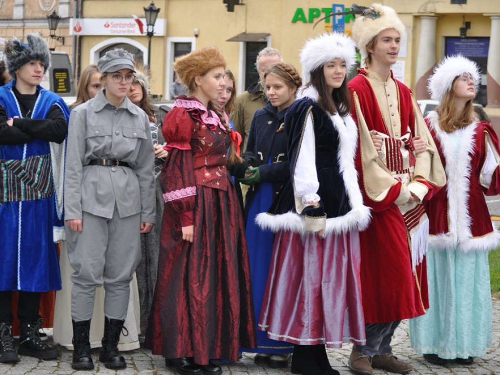 Patriotyczny przemarsz uczniów szkół pijarskich