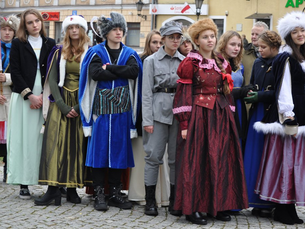 Patriotyczny przemarsz uczniów szkół pijarskich