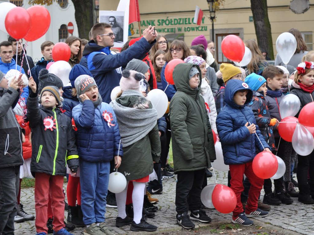 Patriotyczny przemarsz uczniów szkół pijarskich