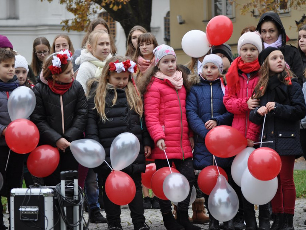 Patriotyczny przemarsz uczniów szkół pijarskich