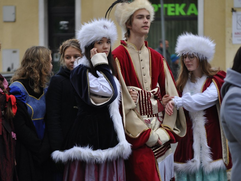 Patriotyczny przemarsz uczniów szkół pijarskich