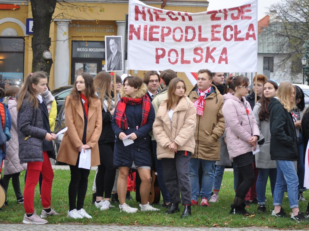 Patriotyczny przemarsz uczniów szkół pijarskich