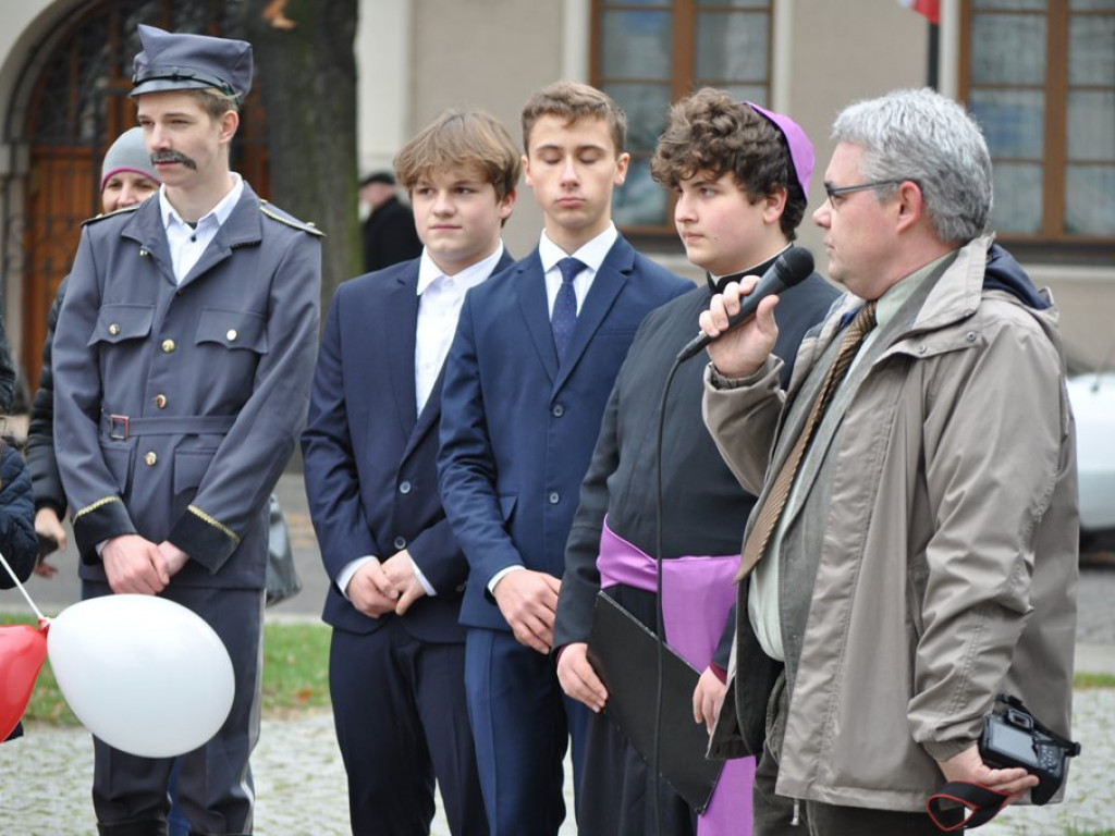 Patriotyczny przemarsz uczniów szkół pijarskich