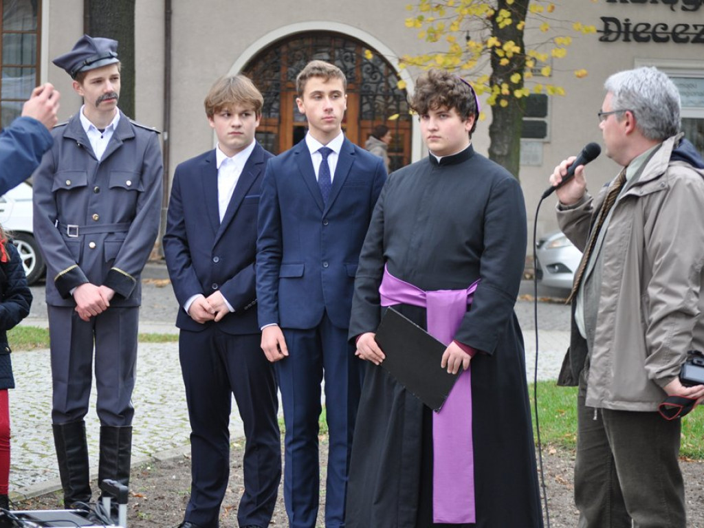 Patriotyczny przemarsz uczniów szkół pijarskich