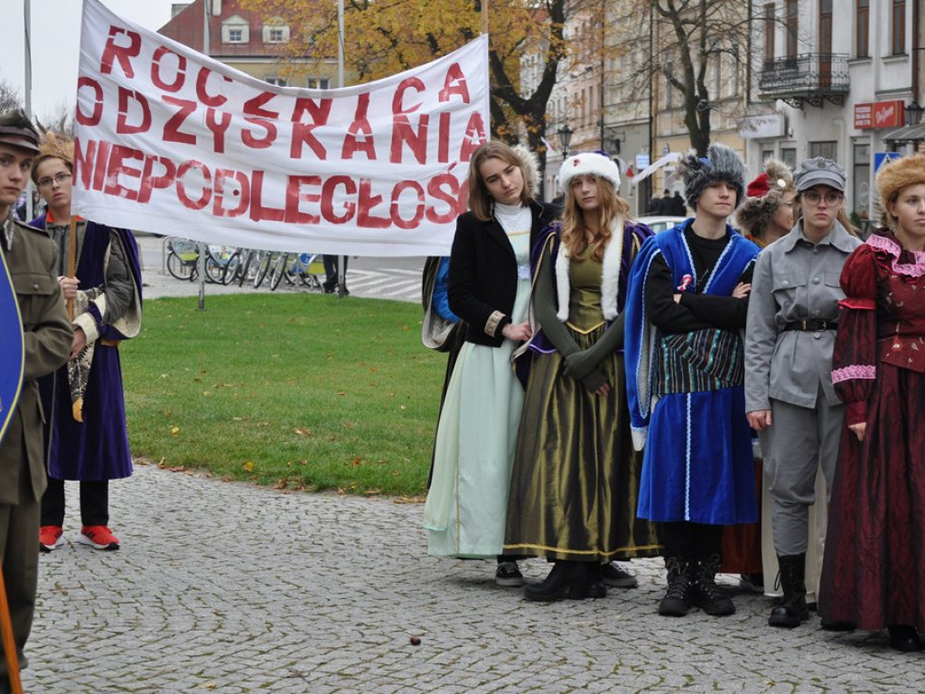 Patriotyczny przemarsz uczniów szkół pijarskich