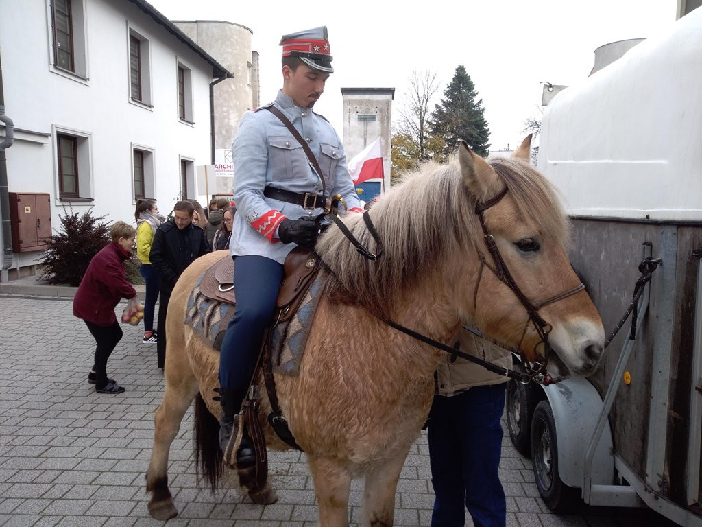 Patriotyczny przemarsz uczniów szkół pijarskich