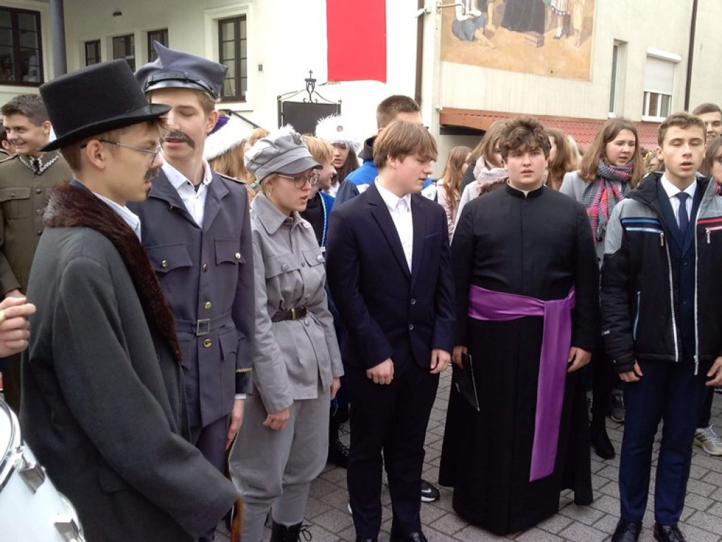 Patriotyczny przemarsz uczniów szkół pijarskich