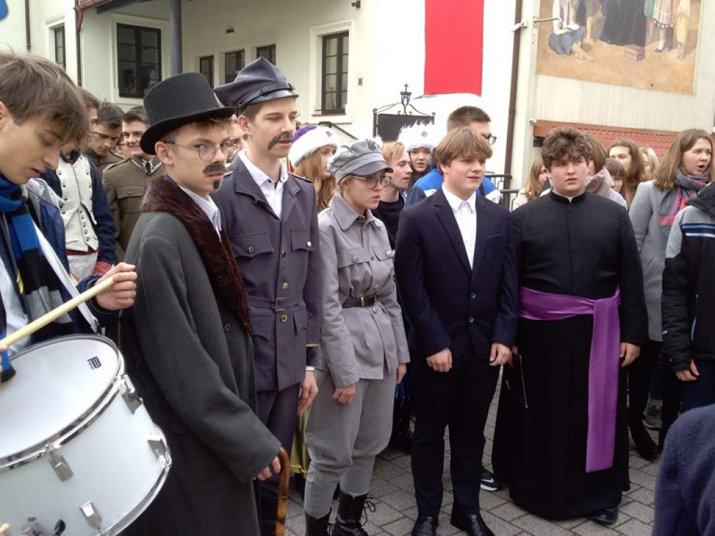 Patriotyczny przemarsz uczniów szkół pijarskich