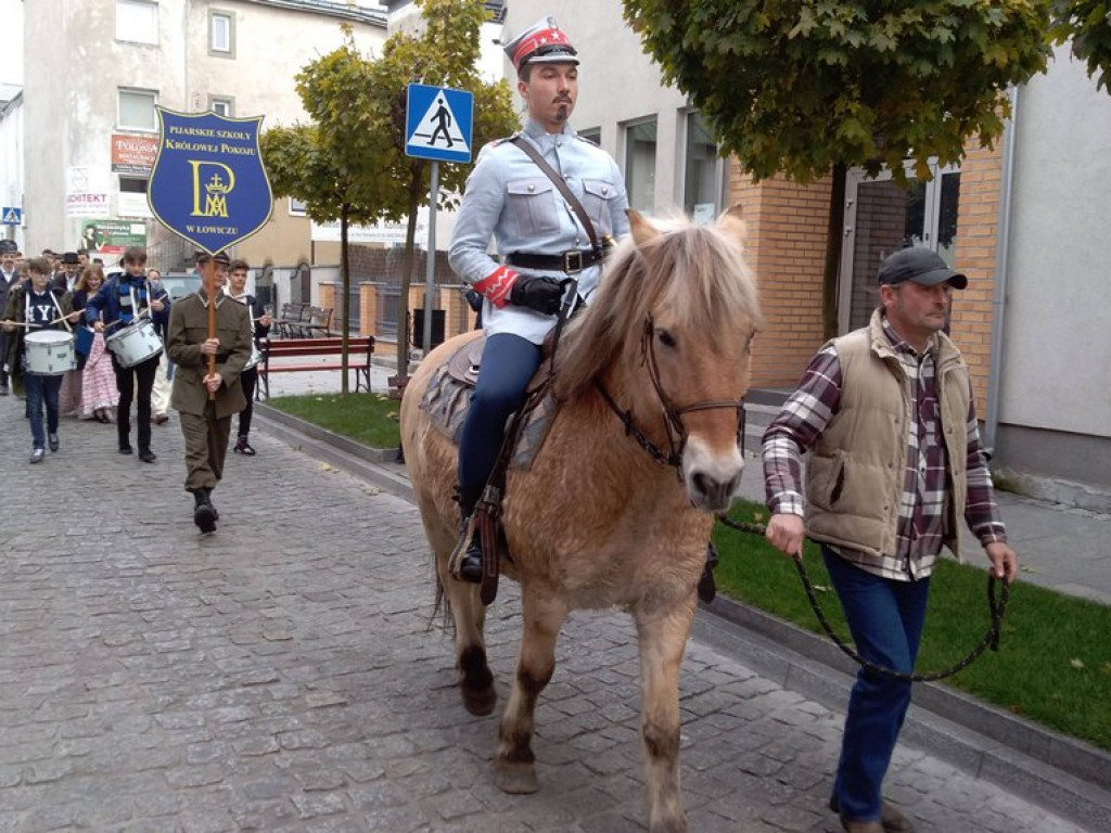 Patriotyczny przemarsz uczniów szkół pijarskich