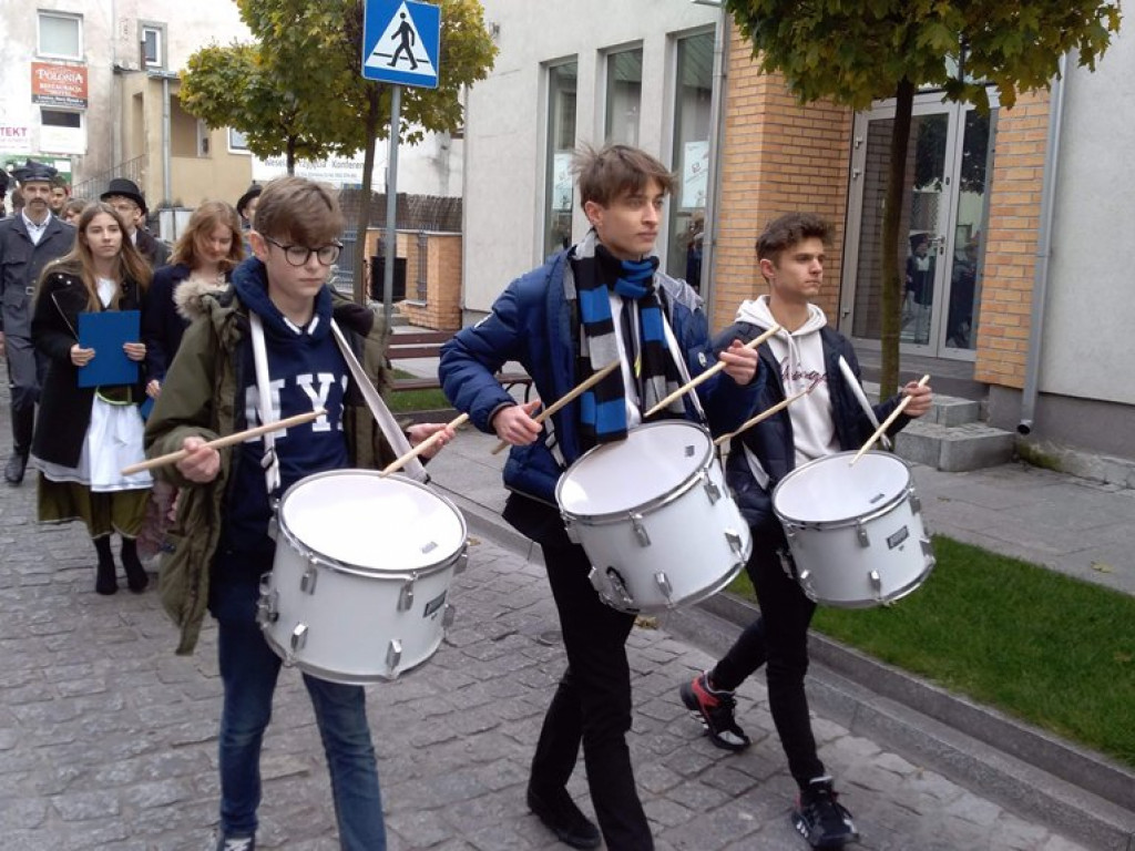 Patriotyczny przemarsz uczniów szkół pijarskich