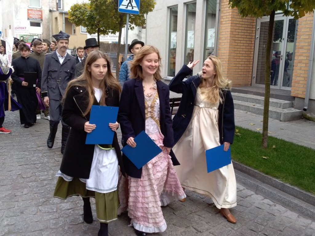 Patriotyczny przemarsz uczniów szkół pijarskich