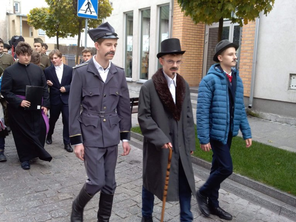 Patriotyczny przemarsz uczniów szkół pijarskich