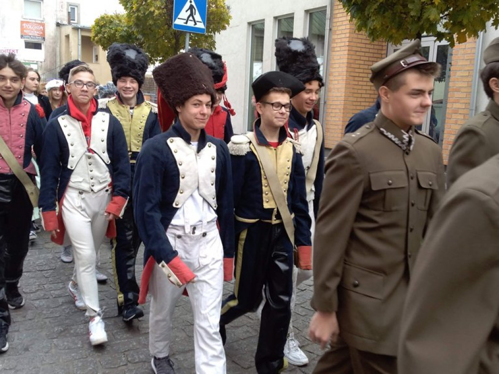 Patriotyczny przemarsz uczniów szkół pijarskich
