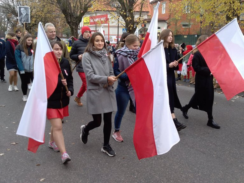 Patriotyczny przemarsz uczniów szkół pijarskich