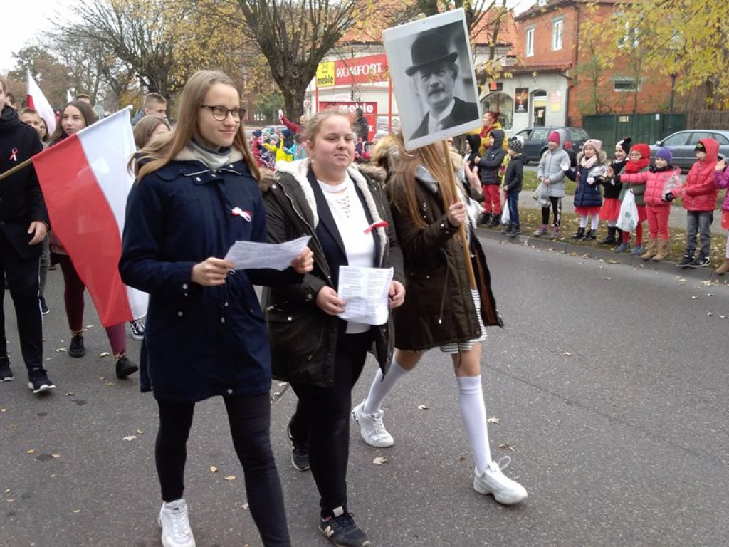 Patriotyczny przemarsz uczniów szkół pijarskich