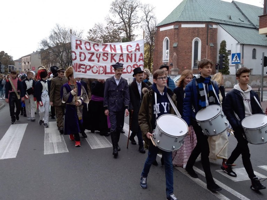 Patriotyczny przemarsz uczniów szkół pijarskich