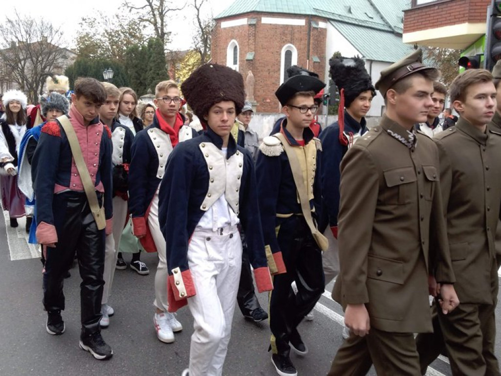 Patriotyczny przemarsz uczniów szkół pijarskich