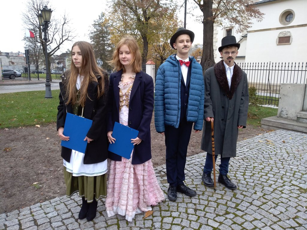 Patriotyczny przemarsz uczniów szkół pijarskich