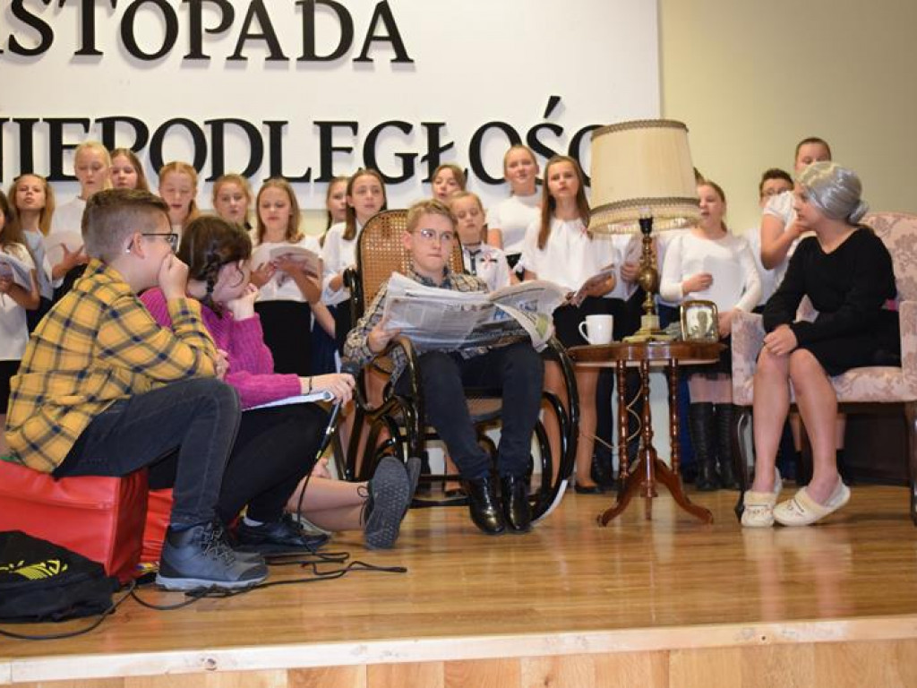 Artystycznie i patriotycznie w sali OSP w Sannikach