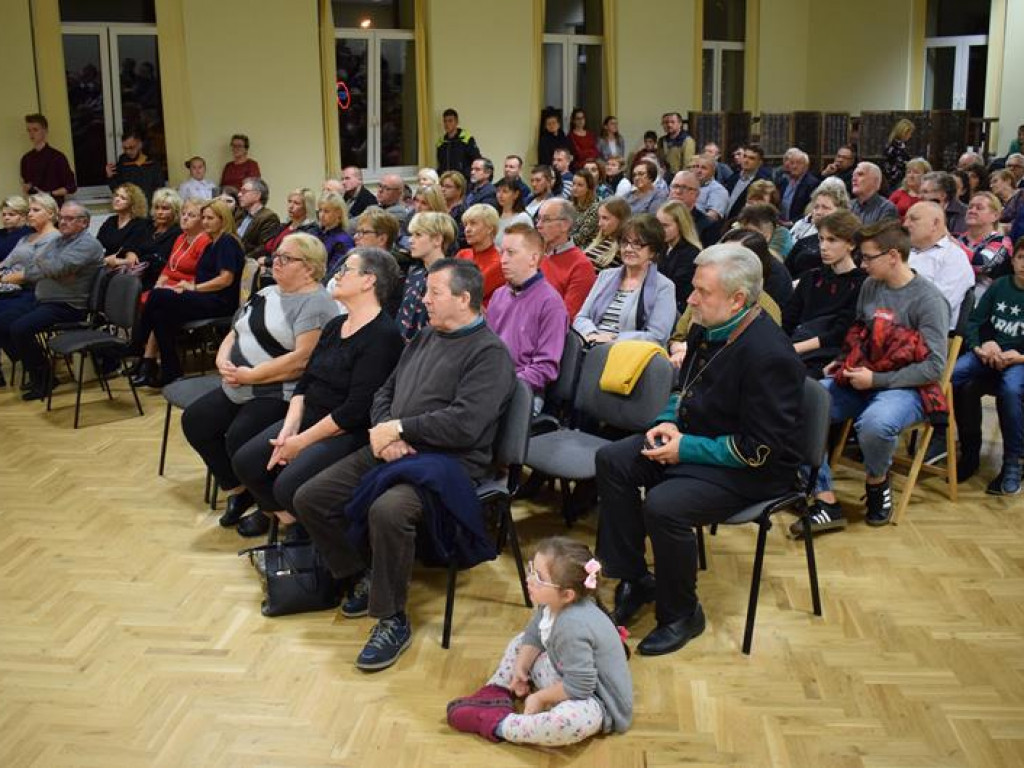 Artystycznie i patriotycznie w sali OSP w Sannikach
