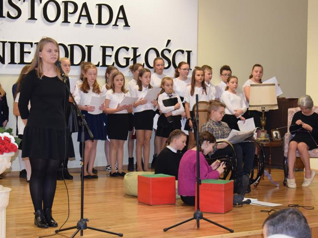 Artystycznie i patriotycznie w sali OSP w Sannikach