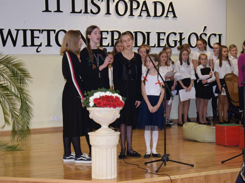 Artystycznie i patriotycznie w sali OSP w Sannikach