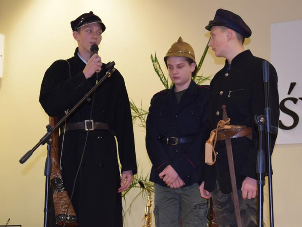 Artystycznie i patriotycznie w sali OSP w Sannikach