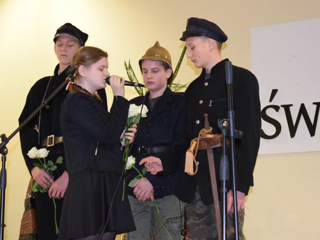 Artystycznie i patriotycznie w sali OSP w Sannikach