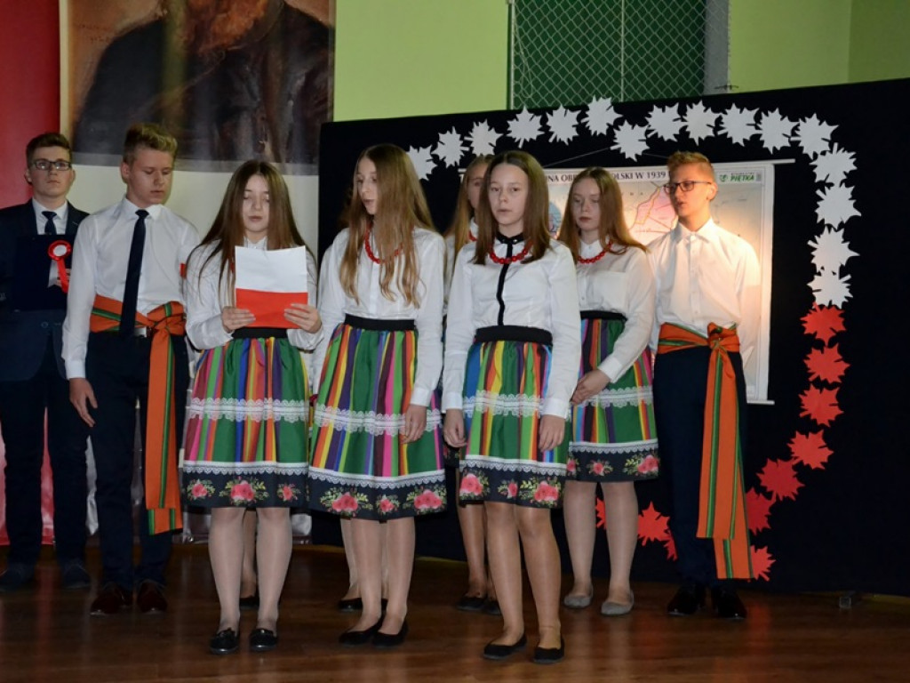 Patriotyczna wieczornica w szkole w Błędowie