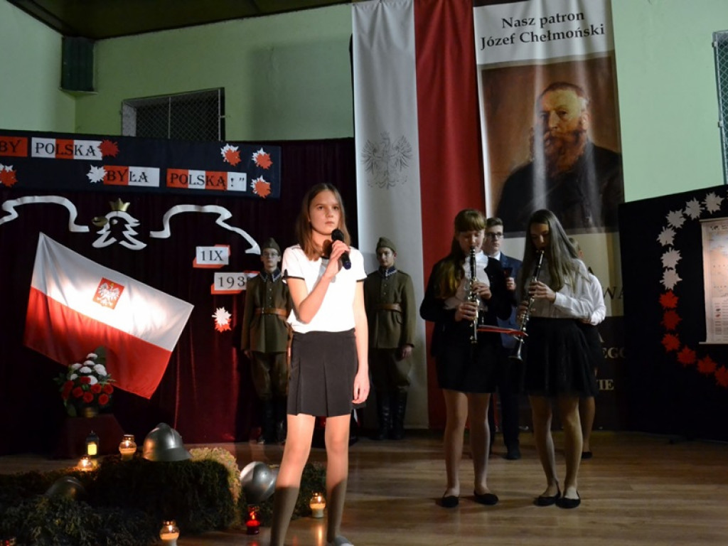 Patriotyczna wieczornica w szkole w Błędowie