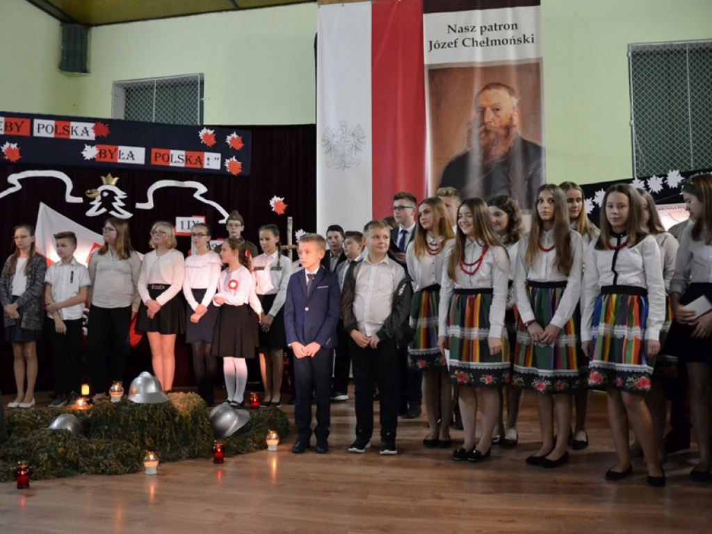 Patriotyczna wieczornica w szkole w Błędowie