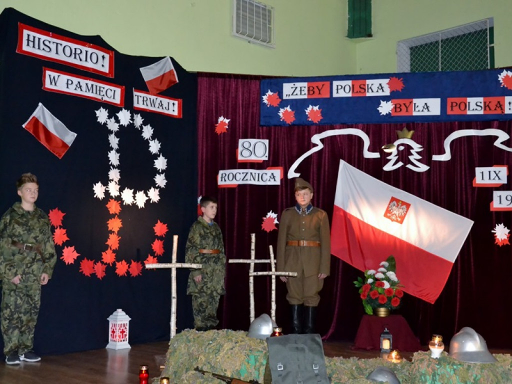 Patriotyczna wieczornica w szkole w Błędowie