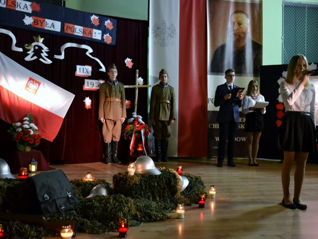 Patriotyczna wieczornica w szkole w Błędowie