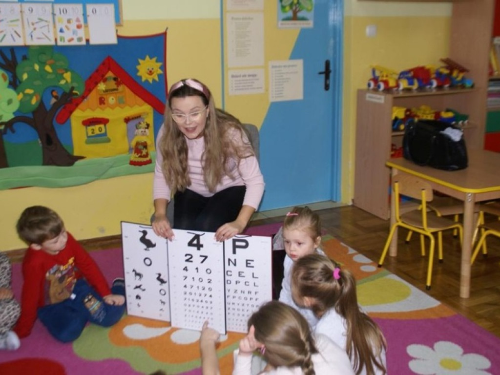 Spotkanie z panią optyk w przedszkolu w Kiernozi
