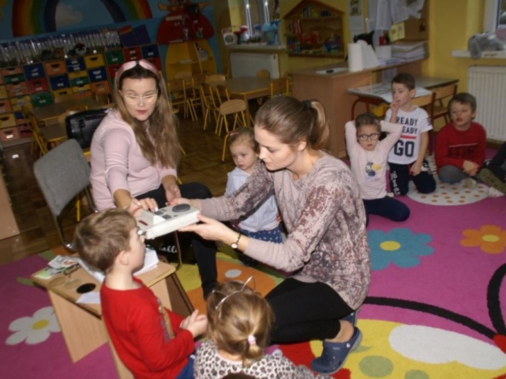 Spotkanie z panią optyk w przedszkolu w Kiernozi