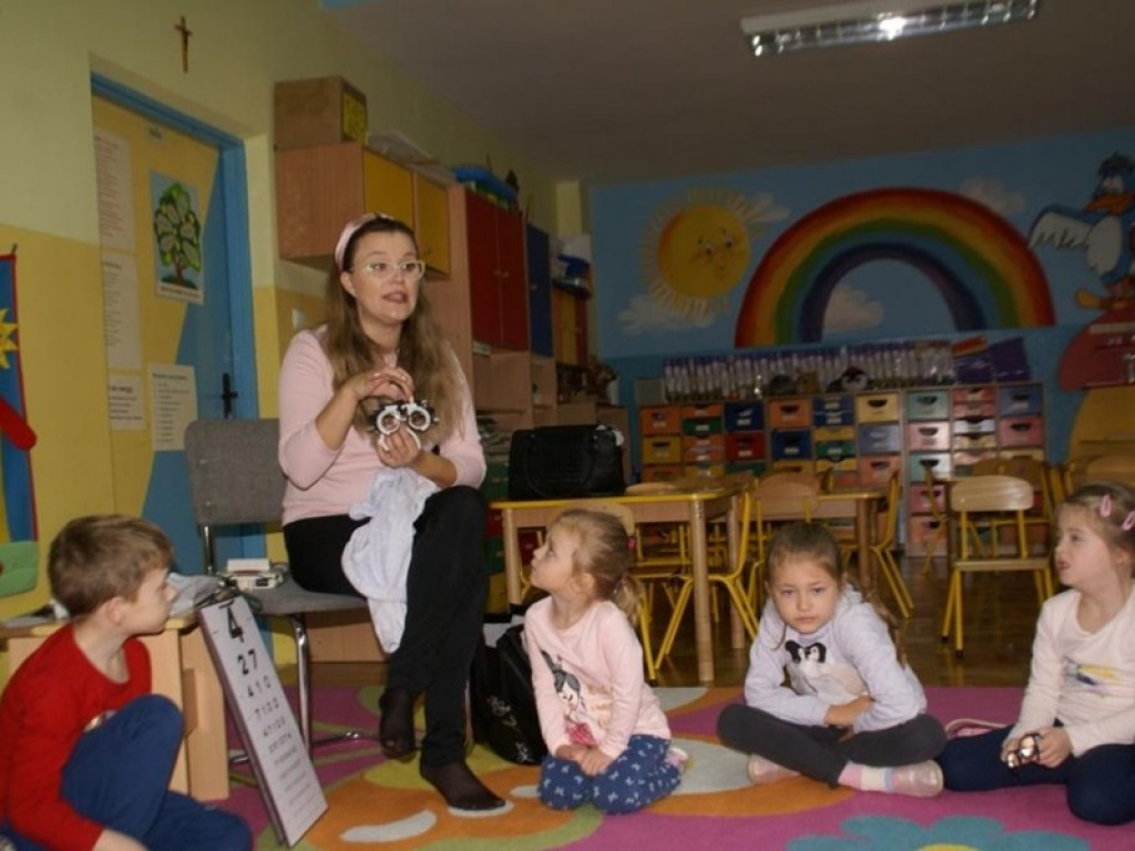 Spotkanie z panią optyk w przedszkolu w Kiernozi