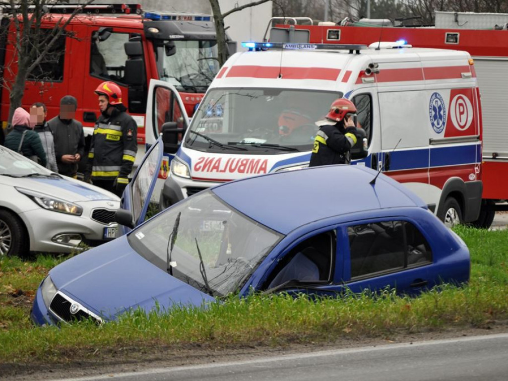 Zderzenie dwóch samochodów przy szkole na Poznańskiej
