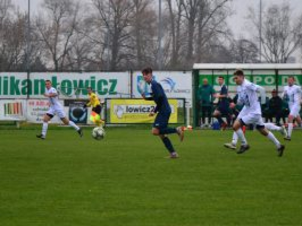 Zwycięstwo Pelikana z hat-trickiem Warchoła na planie