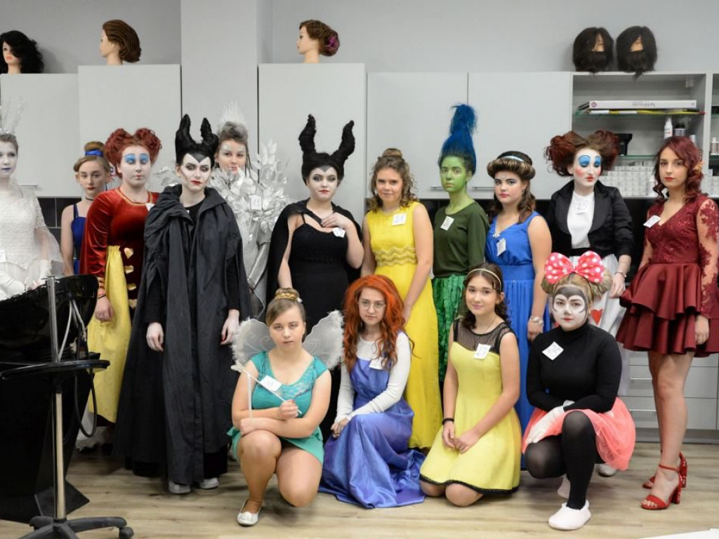 Baśniowe stylizacje uczniów fryzjerstwa z Hotelarza