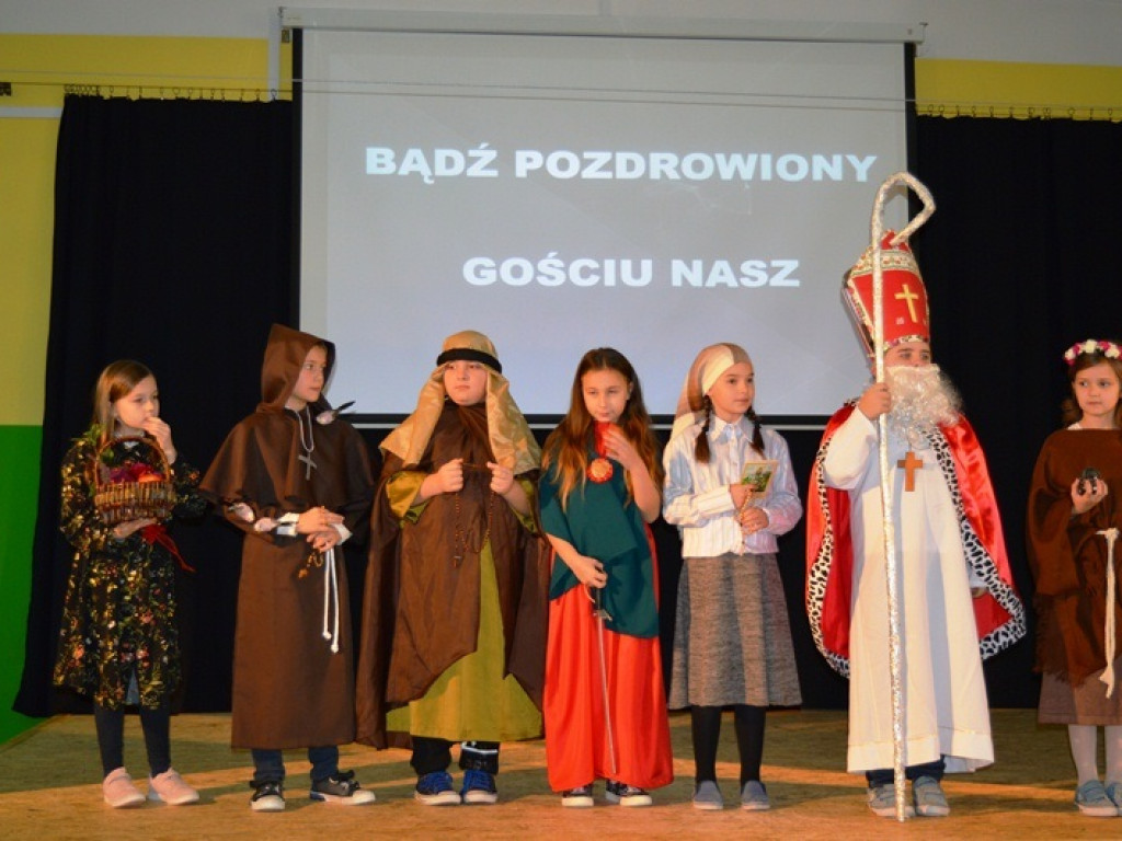 Wianuszek świętych powitał biskupa w Popowie