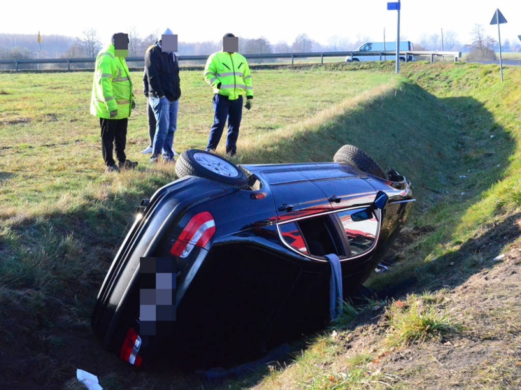 Fiat uderzył w barierki, BMW dachowało w rowie